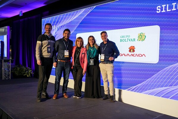 Representatives of Grupo Bolivar Davivienda received the Corporate Innovation Award at their Plug and Play headquarters in Silicon Valley. Right to left: Andres Posada (Head of Open Innovation at Grupo Bolivar), Carolina Simental (Partner Success Manager at Plug and Play), Jackie Hernandez (Senior Vice President of Global Partnerships at Plug and Play), Sergio Rodriguez (Corporate at Davivienda) Innovation), Principal at Davis Auksmuksts Plug and Play Ventures.