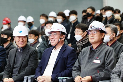 CEO Jeong Cheol-dong (tengah) berpartisipasi dalam upacara perkakas yang diadakan di pabrik Gumi No.4, terdapat fasilitas canggih untuk memproduksi FC-BGA.
