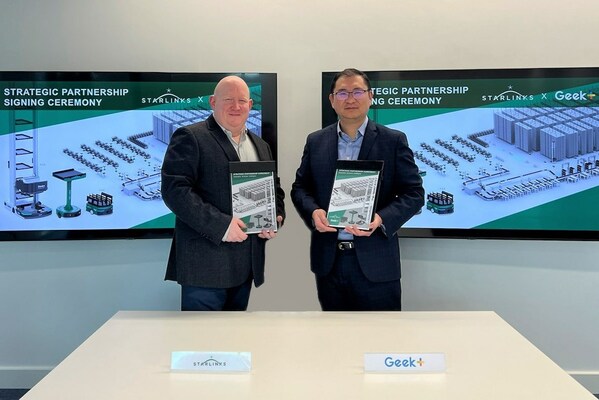 The Managing Director of Starlinks, Gary Blythe (left), and The Managing Director of EMEA at Geek+, Brian Lee (right) attended the strategic partnership signing ceremony.