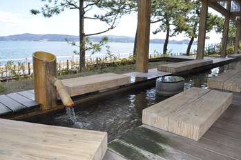 Wakura Onsen's footbath offers a beautiful sea view while you unwind (PRNewsfoto/Noto Peninsula Wide Area Tourism Association)