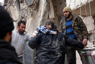 On 6 February 2023, residents retrieve a child from the rubble of a collapsed building following an earthquake in Syria. (CNW Group/UNICEF Canada)