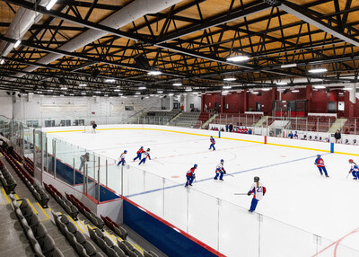 Among the priority projects for 2022 was the rehabilitation of the Raymond-Bourque arena which will allow to reach 40% energy savings. This was officially inaugurated September 3 in the presence of Raymond Bourque. (CNW Group/Ville de Montral - Arrondissement de Saint-Laurent)
