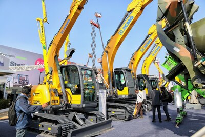 bauma CONEXPO INDIA 2023: XCMG Excavator Showcases Six Customized New Products, Signs Pre-Sale Orders of Nearly 100 Units of Equipment. (PRNewsfoto/XCMG Excavator)