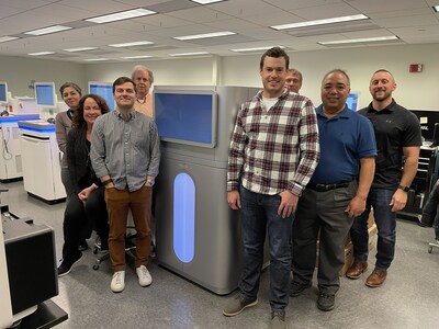 Illumina anunció que su primer sistema NovaSeq X Plus se entregó recientemente al Broad Institute. Aquí se ve al equipo de operaciones de secuenciación de Broad con su nuevo NovaSeq X Plus.