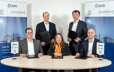Signing the agreement to invest in APK (left to right): Matthijs Beijk (LyondellBasell), Dr. Robert Marx (APK), Susanne KÃ¼ppers (APK), Dr. SÃ¸ren Hein (APK), Mikkel MÃ¼cke (KIRKBI) (Credit: APK AG/Tom Schulze)