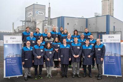 Les investisseurs, les cadres dirigeants et le conseil de surveillance d'APK  l'usine d'APK de Merseburg, en Allemagne (Crdit : APK AG/Tom Schulze)