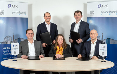 Firma del acuerdo de inversión en APK (de izquierda a derecha): Matthijs Beijk (LyondellBasell), Dr. Robert Marx (APK), Susanne Küppers (APK), Dr. Søren Hein (APK), Mikkel Mücke (KIRKBI) (crédito: APK AG/Tom Schulze)