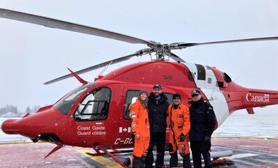 Laurent Duvernay-Tardif  bord du NGCC Amundsen lors de sa premire visite officielle  titre de capitaine honoraire de la Garde ctire canadienne (Groupe CNW/Garde ctire canadienne, rgion du Centre)