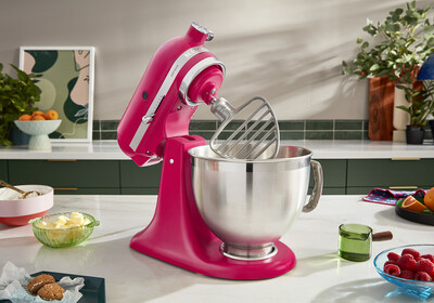 KITCHENAID® ANNOUNCES HIBISCUS AS 2023 COLOUR OF THE YEAR, MADE TO ATTRACT MAKERS (CNW Group/KitchenAid Canada)