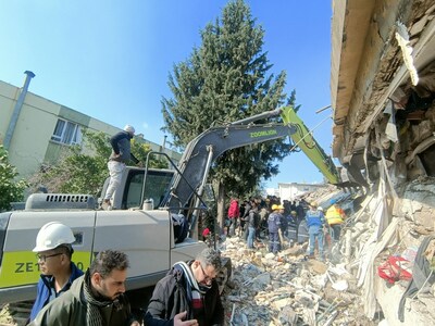 Equipes de resgate da Zoomlion trabalham no local de um terremoto na Turquia (PRNewsfoto/Zoomlion)