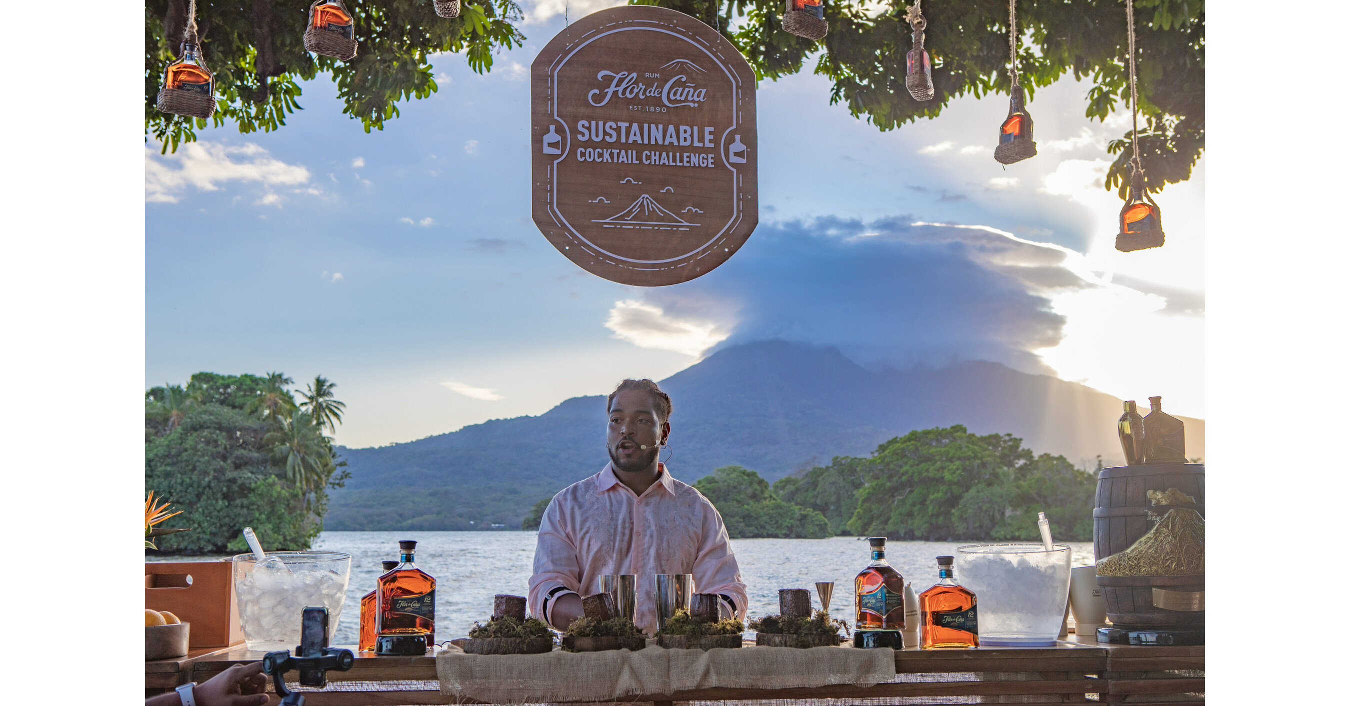 Carlos Ferron du Panama remporte la finale mondiale du Sustainable Cocktail Challenge de Flor de Ca&ntilde;a