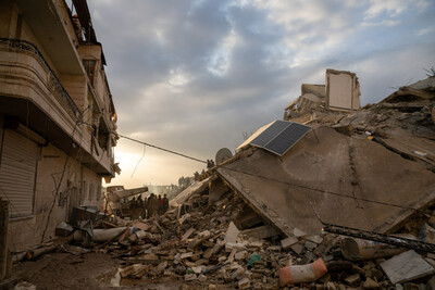 The sun rises over earthquake rubble. (CNW Group/Unifor)