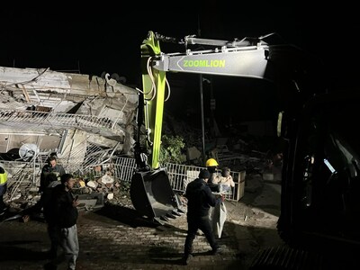 A foto mostra que a equipe de resgate da Zoomlion participou dos esforços de resgate em Hatay, devastada pelo terremoto na Turquia. (PRNewsfoto/Xinhua Silk Road)