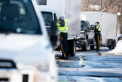 RCMP National Division Traffic services officers intercepting commercial vehicles on Island Park Drive. (CNW Group/Royal Canadian Mounted Police)