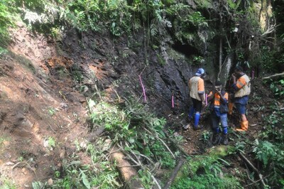 Figure 4: Mineralised outcrop at Koras Creek, Mountain Gate. Pervasive disseminations of cp, bo, cov, az & mal, hosted by andesite porphyry, intruding metasediments and diorite porphyry. (CNW Group/Kainantu Resources Ltd.)