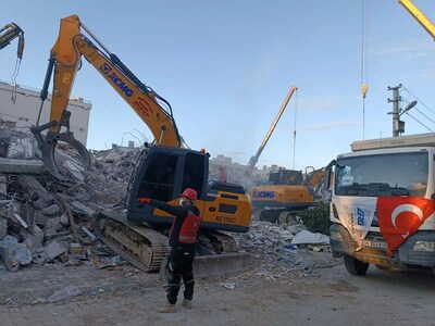 XCMGMachinery fournit des secours d'urgence  la suite des sismes dvastateurs en Turquie (PRNewsfoto/XCMG Machinery)