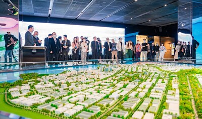 Representantes de empresas multinacionales visitan el salón de exposiciones en la Zona de Desarrollo Económico de Yangpu durante el evento “Walking Davos” el 17 de febrero. (Fotografía: Li Hao) (PRNewsfoto/Hainan International Media Center (HIMC))