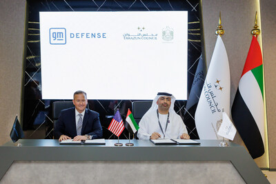 GM Defense President, Steve duMont and Tawazun Council CEO, Shareef Hashim Al Hashmi sign collaborative agreement