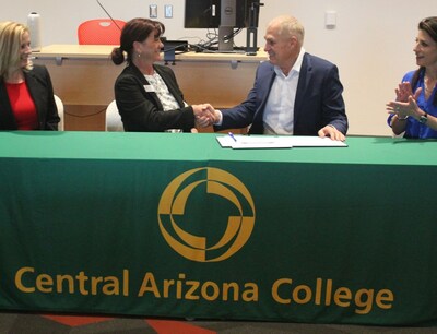 Central Arizona College (CAC) President Dr. Jacquelyn Elliott and University of Arizona Global Campus (UAGC) Vice President of Strategic Partnerships Dr. Bob Paxton celebrate signing the partnership agreement between UAGC and CAC.