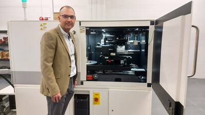 Andre Phillion and the next generation of ZEISS Xradia Versa (PRNewsfoto/ZEISS Research Microscopy Solutions)