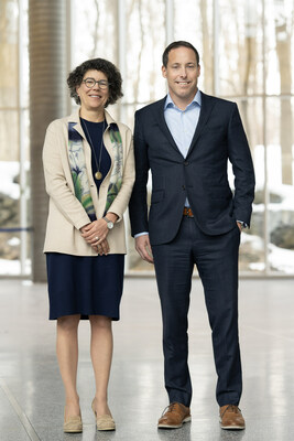 From left to right: Johanne Turbide, Secretary General - HEC Montréal and Benoit Lacoste Bienvenue, Québec Managing Partner (CNW Group/KPMG LLP)
