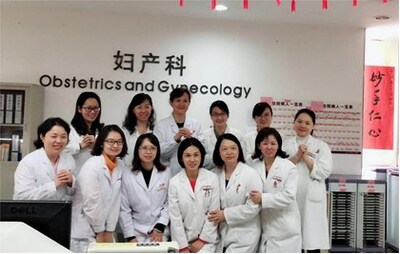 Huichao Liang took a group photo with all the medical staff of obstetrics and gynecology department