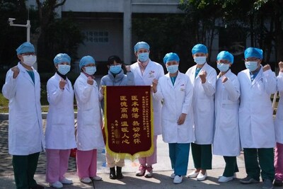Huichao Liang and her team took a group photo with patient Wenwen