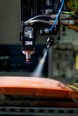 The 3M™ Finesse-it™ Robotic Paint Repair System is a critical part of a complete automated solution that enables robots to efficiently and reliably sand and polish. In this image, the robot is preparing the surface to be sanded with 3M™ Trizact™ Discs. These discs help optimize the defect removal process. They start sharp and stay sharp, resulting in more predictable finishes and improved, consistent results.