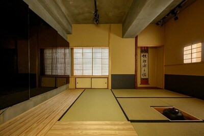 Four tatami seats with wooden square framing in the Jakuin tea room in the Sony CSL Kyoto Laboratory. Supervision: Sabié Cultural Institute / Design and construction: Sukiya, SABIÉ / Photo by Toshitaka Ogasawara