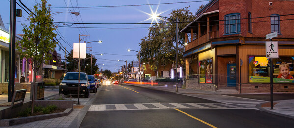 Le centre-ville profite déjà d’un éclairage au DEL, offrant ainsi un aperçu de la qualité d’éclairage proposée après la conversion. (Groupe CNW/Ville de Victoriaville)