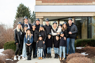 Fielding family in front of new building (CNW Group/Fielding Dental Healthcare)
