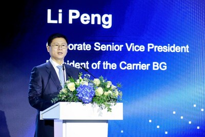 Li Peng, President of the Carrier BG, Huawei, delivers a keynote speech