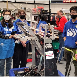 Les membres de l’équipe d’une école secondaire avec leur robot. (Groupe CNW/Honda Canada Inc.)