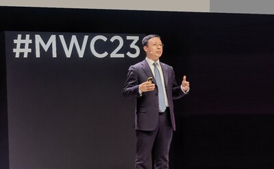 Richard Jin, presidente de la Línea de Productos Comerciales Ópticos de Huawei, presenta tres soluciones. (PRNewsfoto/Huawei)