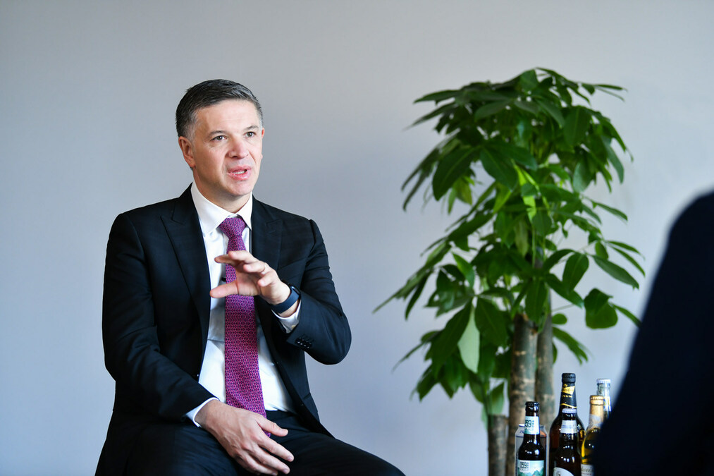ABI's CEO: First Global Executive to Visit China's Minister of Commerce This Year - AB InBev Invests for a Future with More Cheers in China - Vimarsana News