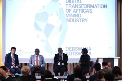 On February 28, 2023, at MWC Barcelona 2023, Botswana's Debswana and Huawei jointly announced the world's first 5G-oriented smart diamond mine project. Guests including Hon. Thulagano M. Segokgo, Minister of Communications, Knowledge and Technology of Botswana (second from the left), Debswana's Head of Information Management Molemisi Nelson Sechaba (third from the left) and Xu Jun, Chief Technology Officer of Huawei Mine BU (first from the left)
