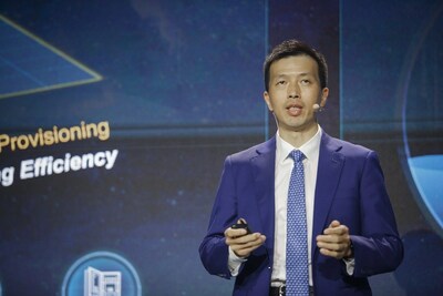 Peng Song, prsident de Stratgie TIC et marketing de Huawei, prononce un discours-programme (PRNewsfoto/Huawei)