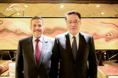 Mohammad A. Abunayyan (izquierda) y Cai Hao (derecha) (PRNewsfoto/Arctech)