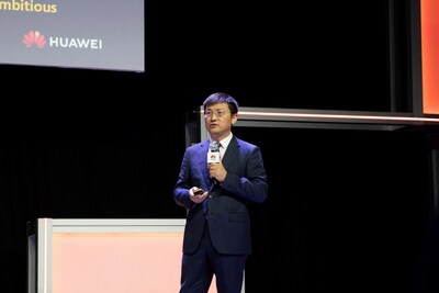 Zhou Haojie, director de operaciones de la Huawei Electric Power Digitalization Business Unit, presenta cuatro nuevas soluciones en la cumbre. (PRNewsfoto/Huawei)