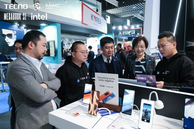 1º de março de 2023. O vice-presidente da Transsion Holdings Ha Le (O homem à esquerda) se encontra com a vice-presidente sênior e diretora da INTEL China Wang Rui (A senhora à segunda direita) no estande TECNO, MWC 2023 Barcelona. (PRNewsfoto/TECNO)