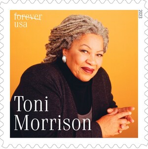 El Servicio Postal celebra a la autora Toni Morrison en la nueva estampilla Forever