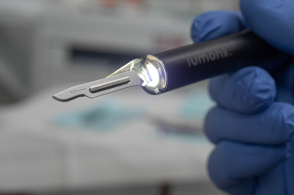 Floating Doctors to take Lumohs scalpels to remote parts of the world for surgical illumination - Vimarsana News