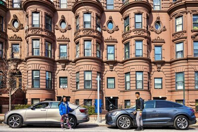 FLO curbside chargers in New York City. (CNW Group/FLO)