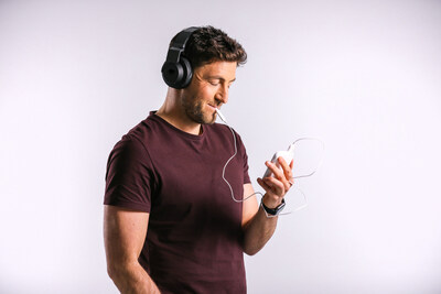 Tinnitus Patient Using Lenire Device (PRNewsfoto/Neuromod Devices Ltd.)