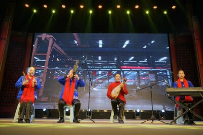 Tirada no dia 2 de Março de 2023, a foto mostra a apresentação de Guoyang hanqiang, um gênero de canto narrativo tradicional do condado de Guoyang (cidade de Bozhou, província de Anhui, (PRNewsfoto/Xinhua Silk Road)