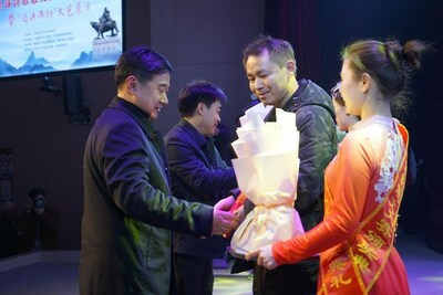 Tirada no dia 2 de Março de 2023, a foto mostra convidados ilustres e responsáveis governamentais entregando os prêmios aos os vencedores. (PRNewsfoto/Xinhua Silk Road)