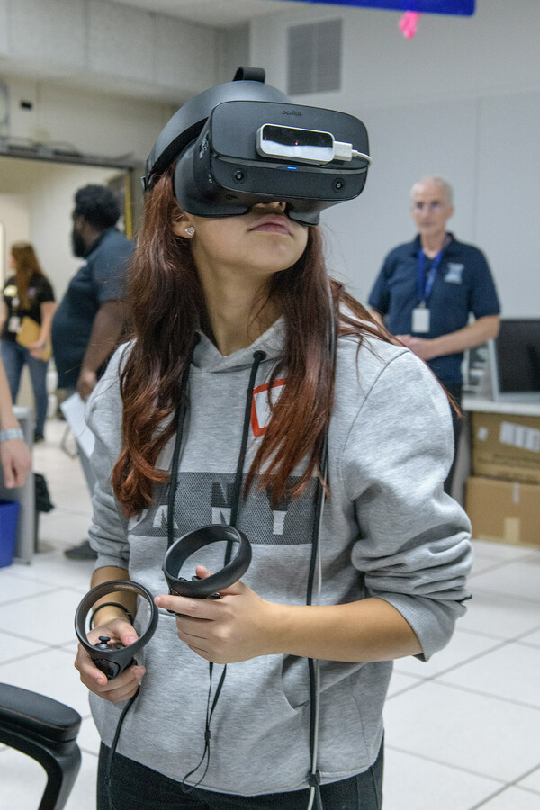 Cleveland student explores virtual reality technology in NASA Glenn Research Center's Graphics and Visualization Laboratory. Credit: NASA