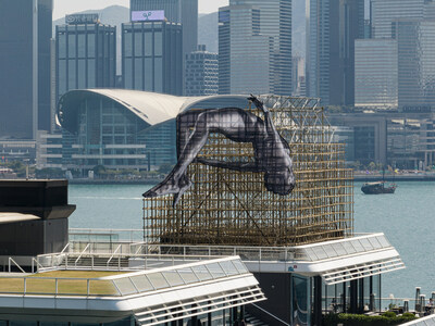 JR specially adds a touch of Hong Kong to this artwork, fusing the traditional architectural craftsmanship - bamboo scaffolding for the first time.