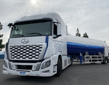 使用液氢的 First Element 大容量移动加油车为现代 XCIENT 8 级重型卡车加油。 这辆卡车正在为整个加利福尼亚州的路线提供服务。