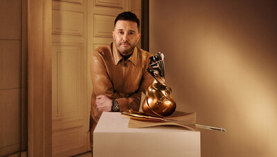 Kim Jones et la carafe haute couture Hennessy X.O Masterpiece conçue par Kim Jones 
Crédit : Brett Lloyd/Hennessy (PRNewsfoto/Hennessy)